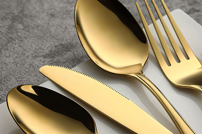 Shiny gold plated stainless steel flatware set (6)