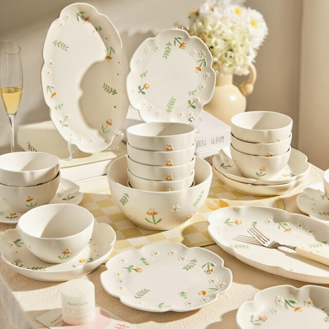 Cream Underglaze Daisy Dinner Set – Minimalist Ceramic Tablewar