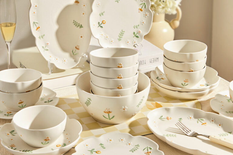 Cream Underglaze Daisy Dinner Set – Minimalist Ceramic Tablewar