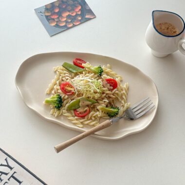 Irregular wavy edge ceramic crockery plates for breakfast