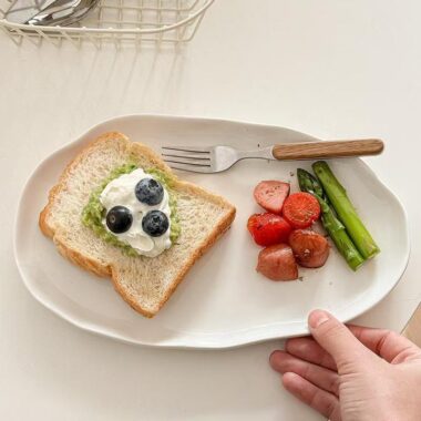 Irregular wavy edge ceramic crockery plates for breakfast