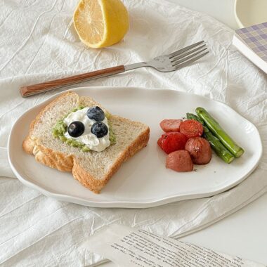 Irregular wavy edge ceramic crockery plates for breakfast