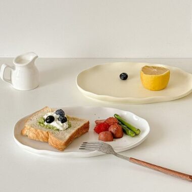 Irregular wavy edge ceramic crockery plates for breakfast