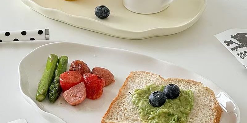 Irregular wavy edge ceramic crockery plates for breakfast