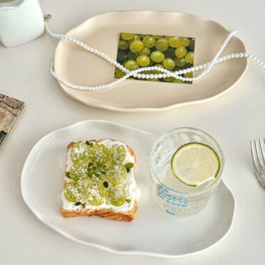 Irregular wavy edge ceramic crockery plates for breakfast